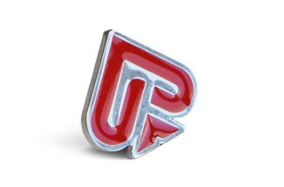 металлические значки в форме логотипа